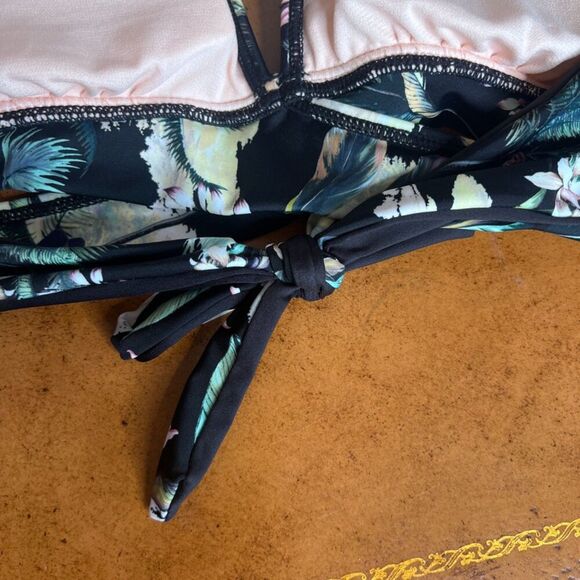 Kona Sol NWT Peak A Boo Band Tie Back Bikini Top Black Tropical Size S(4-6) - Picture 6 of 11
